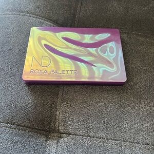 Natasha denomina roxa palette